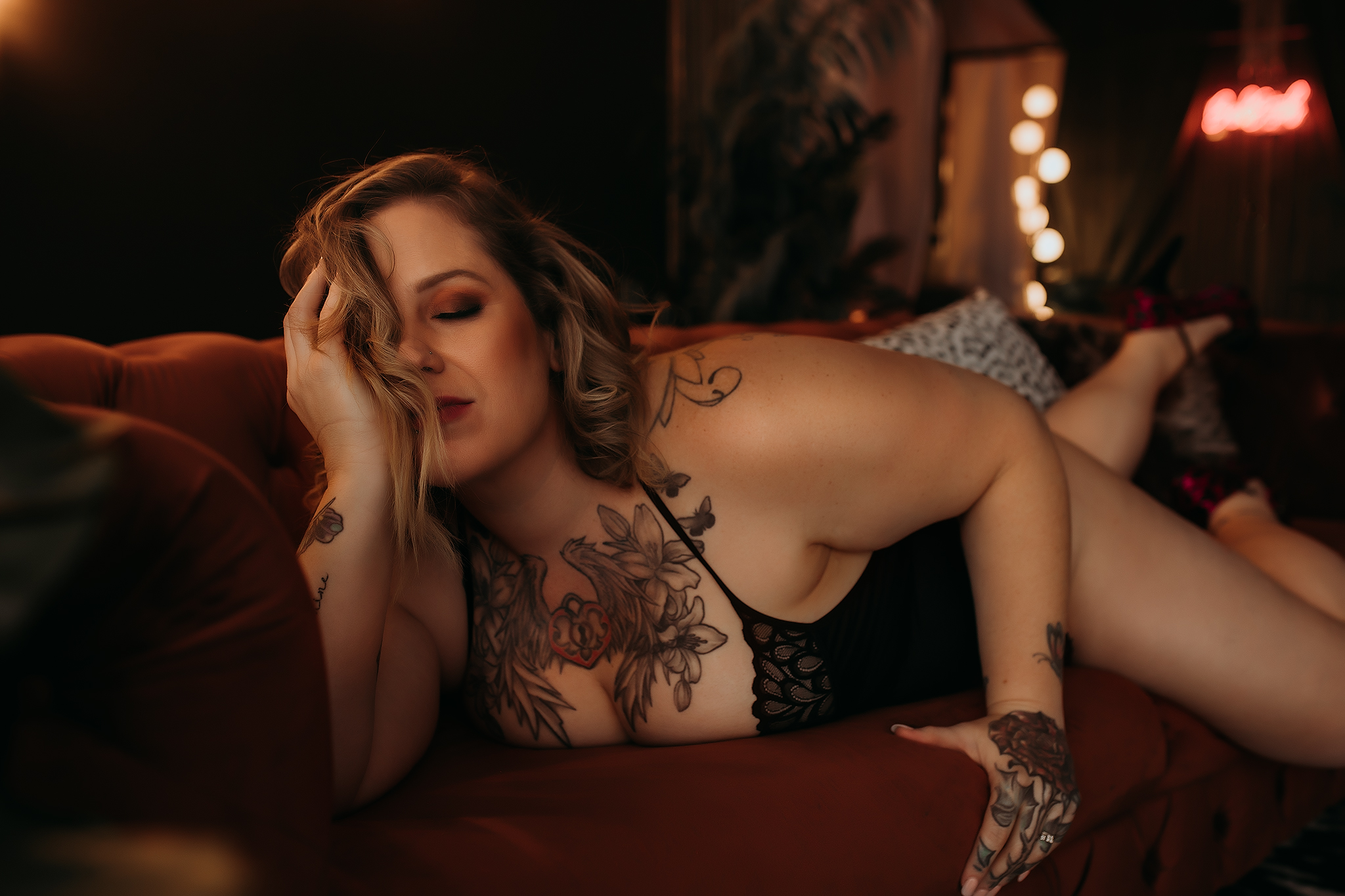 woman laying on couch posing for boudoir photography